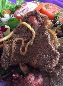Carne acebolada com salada